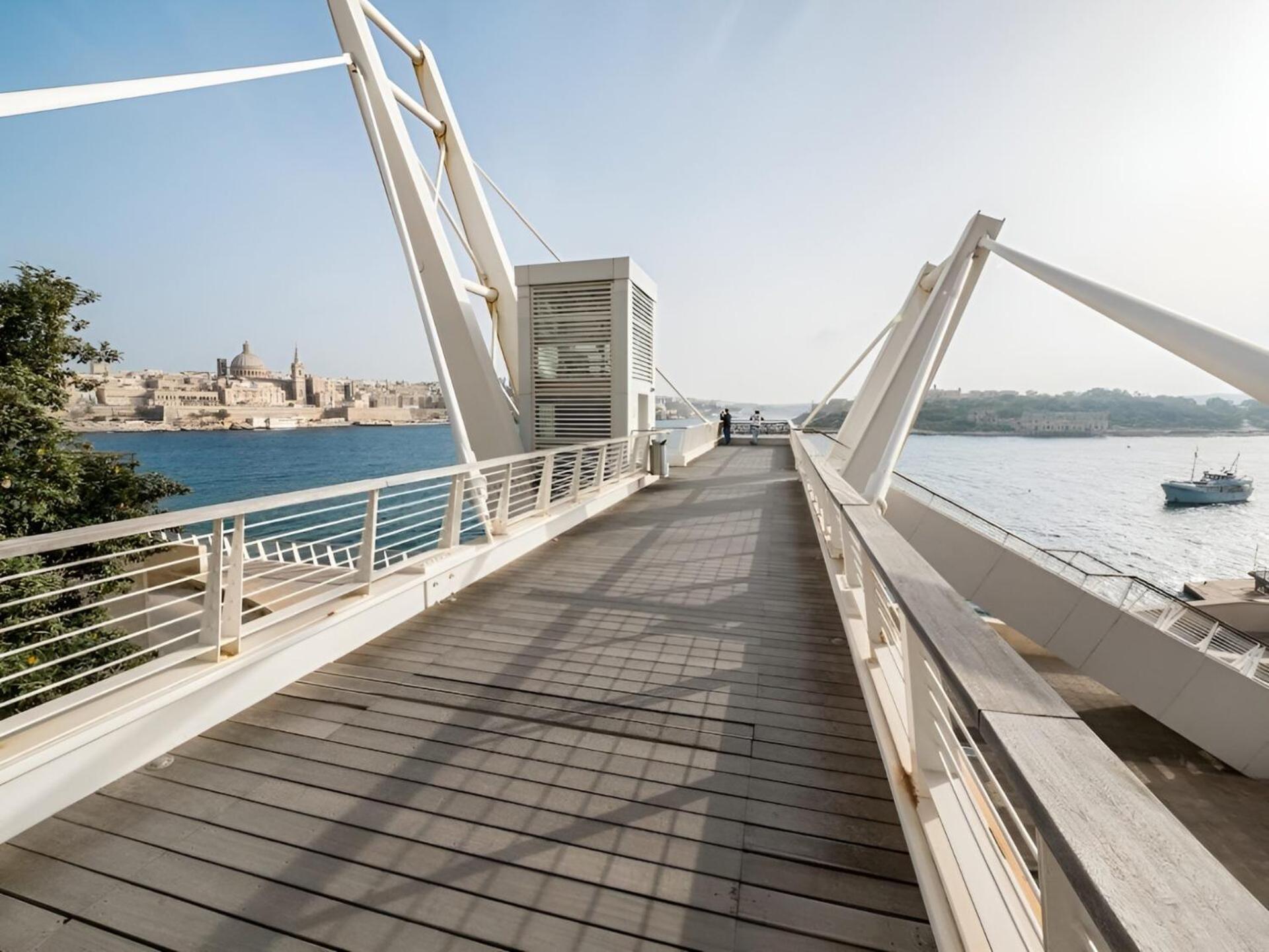 Charming 1br Penthouse In Gzira * Sliema