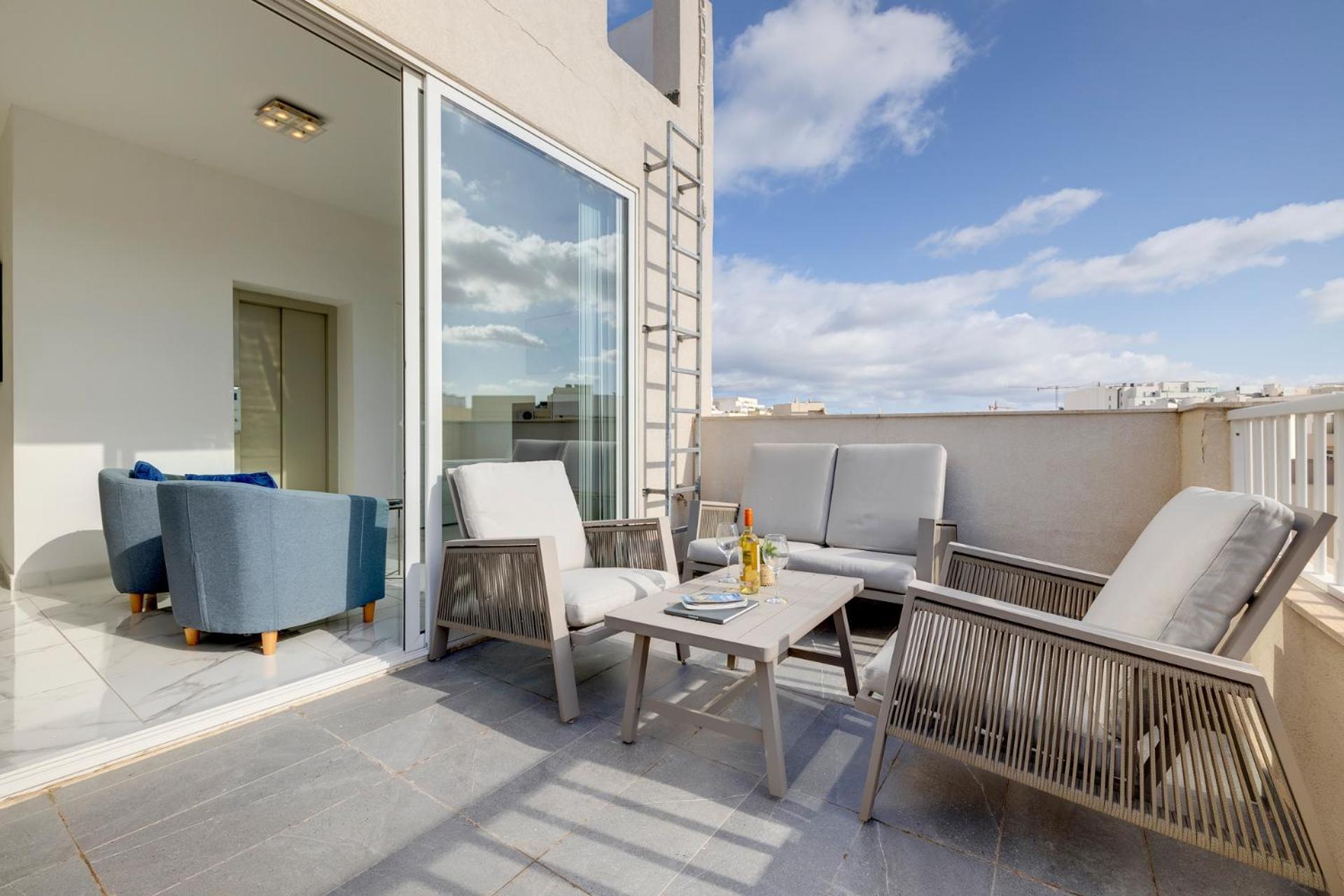 Charming 1br Penthouse In Gzira *